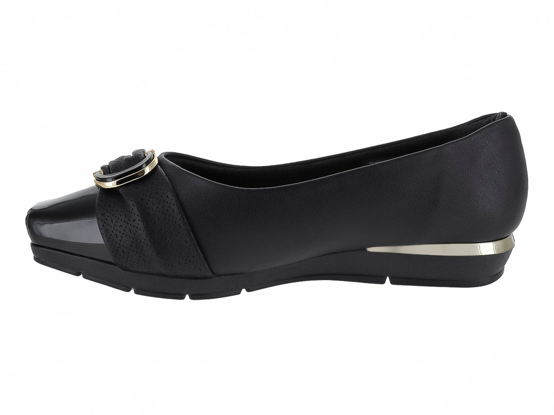 Zapato plano negro con punta brillante y detalle de hebilla dorada.