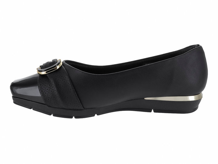 Zapato plano negro con punta brillante y detalle de hebilla dorada.