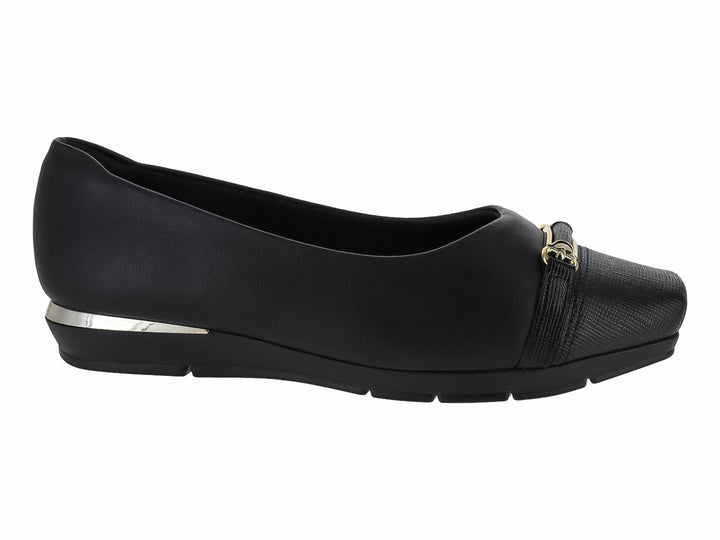 Zapato plano color negro con detalles metálicos en el talón y la punta.