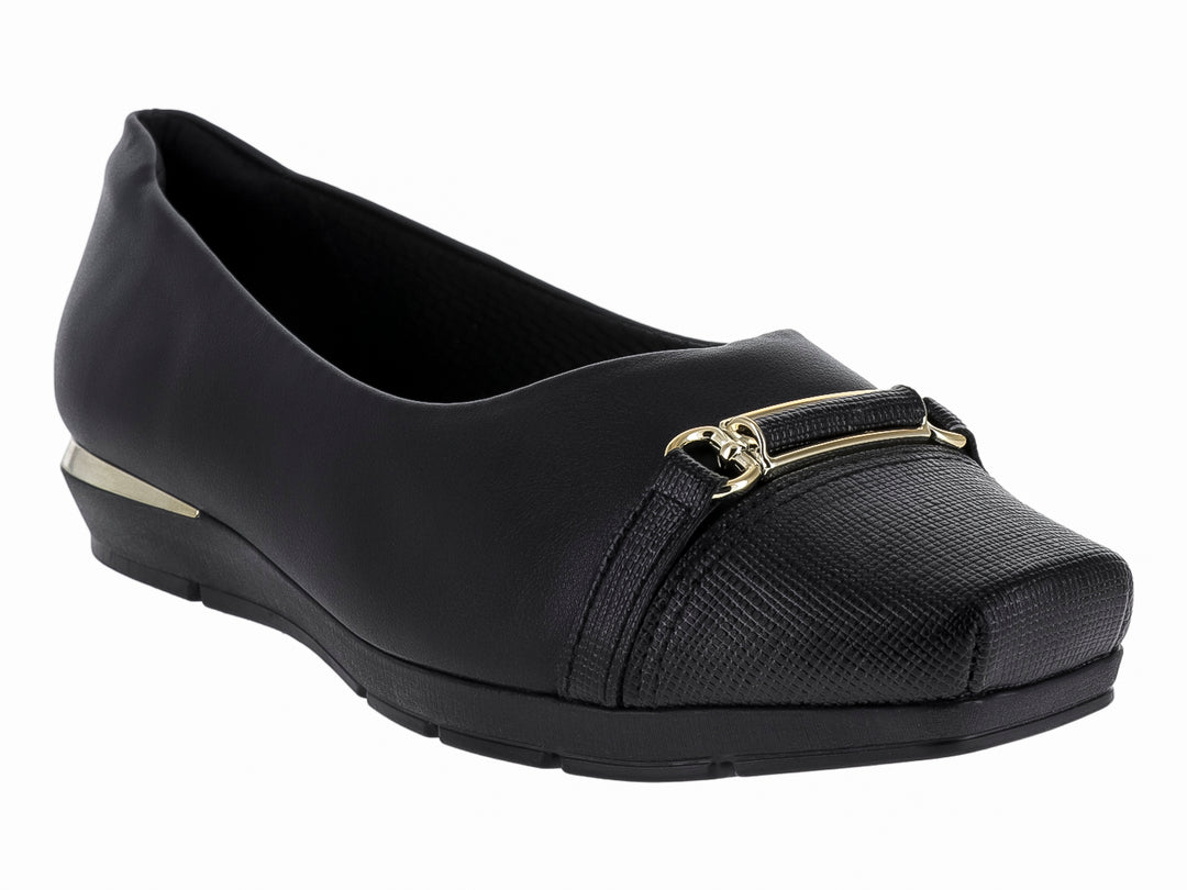 Zapato plano color negro con detalles metálicos en el talón y la punta.