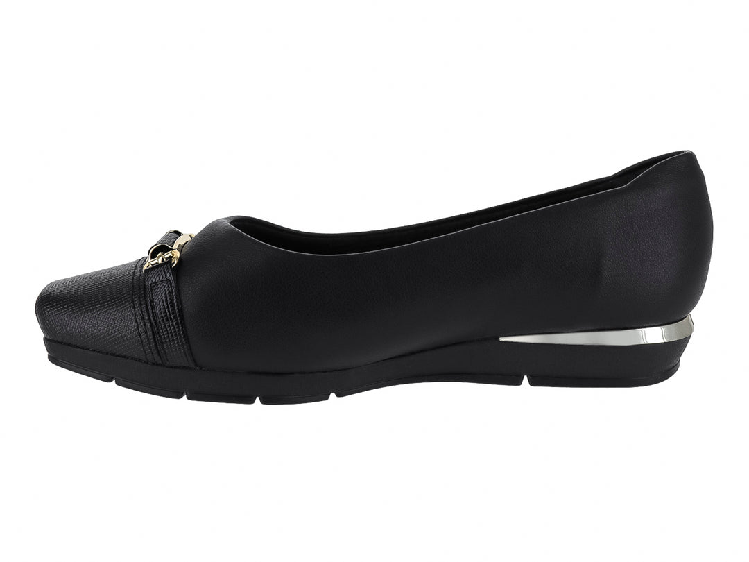 Zapato plano color negro con detalles metálicos en el talón y la punta.