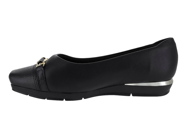 Zapato plano color negro con detalles metálicos en el talón y la punta.