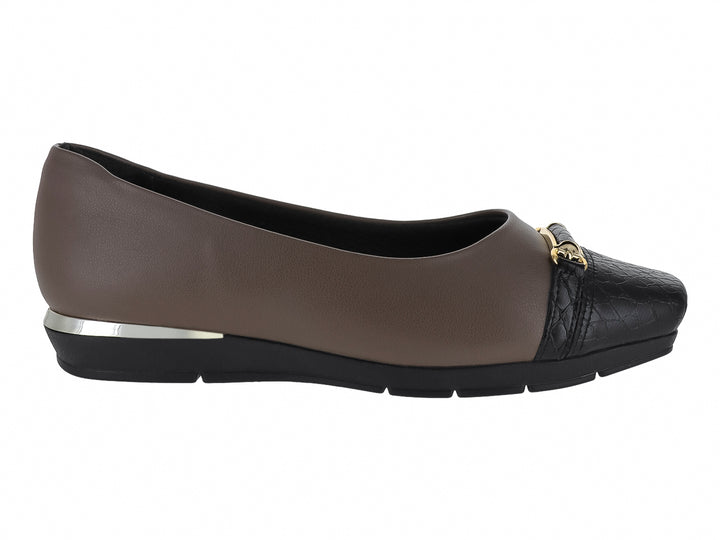 Zapato plano para mujer color dorado con punta negra texturizada y detalle plateado en el talón.