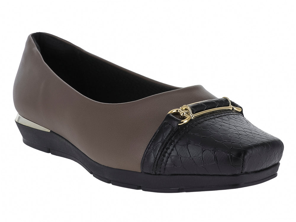 Zapato plano para mujer color dorado con punta negra texturizada y detalle plateado en el talón.