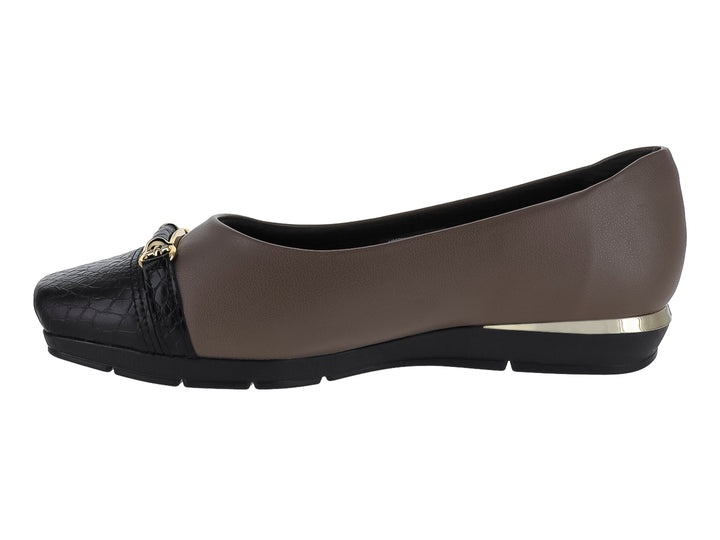 Zapato plano para mujer color dorado con punta negra texturizada y detalle plateado en el talón.