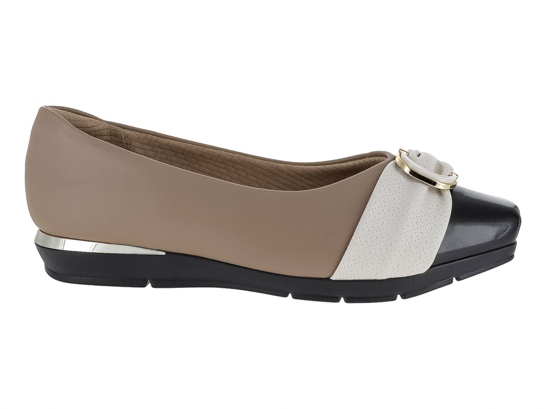 Zapato plano para Mujer de color beige con detalles en blanco y negro, incluye hebilla decorativa dorada.
