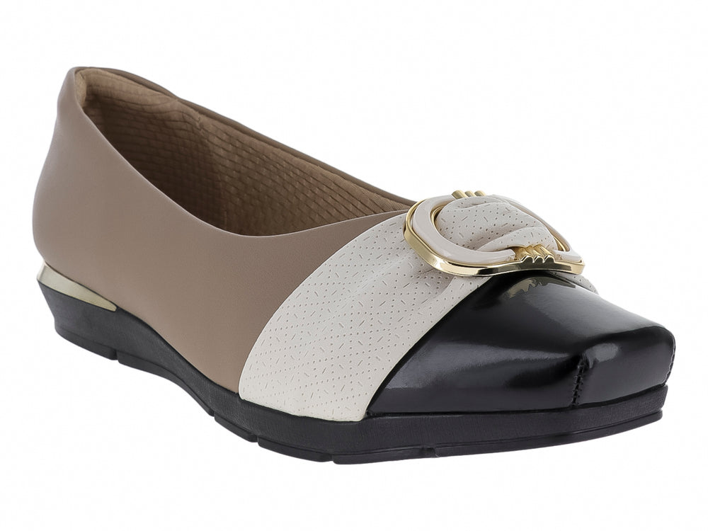 Zapato plano para Mujer de color beige con detalles en blanco y negro, incluye hebilla decorativa dorada.