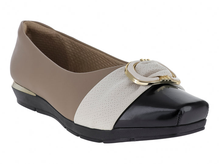 Zapato plano para Mujer de color beige con detalles en blanco y negro, incluye hebilla decorativa dorada.