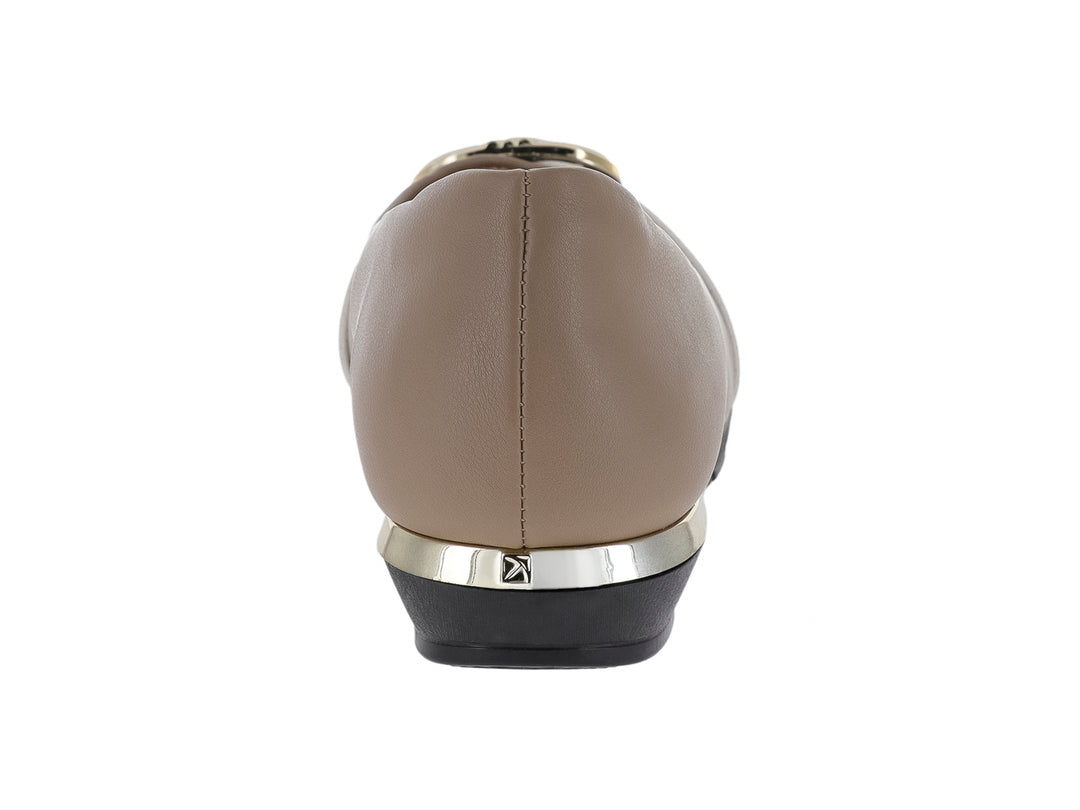 Zapato plano para Mujer de color beige con detalles en blanco y negro, incluye hebilla decorativa dorada.