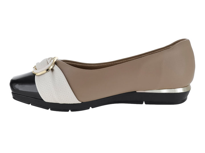 Zapato plano para Mujer de color beige con detalles en blanco y negro, incluye hebilla decorativa dorada.