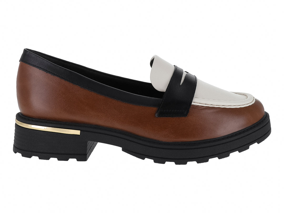 Zapato mocasín color camel y blanco con suela gruesa negra y detalle dorado en el talón.