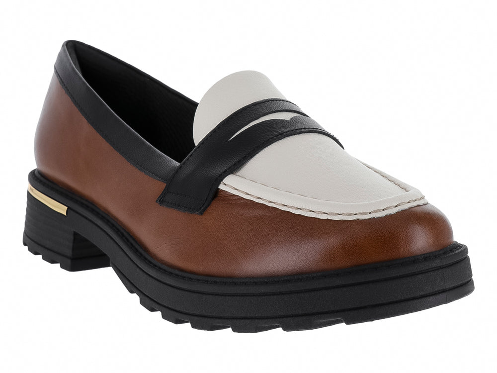 Zapato mocasín color camel y blanco con suela gruesa negra y detalle dorado en el talón.