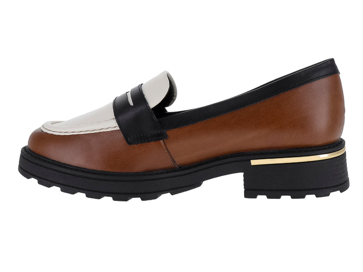 Zapato mocasín color camel y blanco con suela gruesa negra y detalle dorado en el talón.