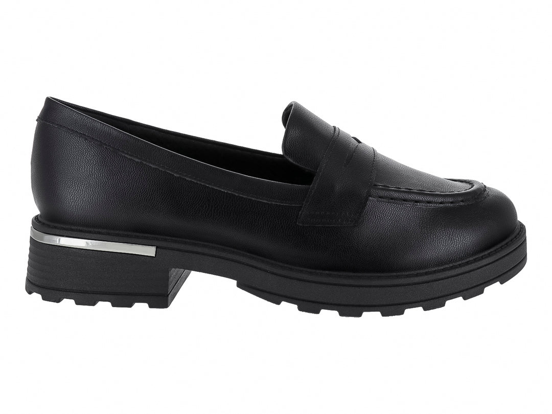Zapato tipo mocasín negro con suela track y detalle plateado en el talón.