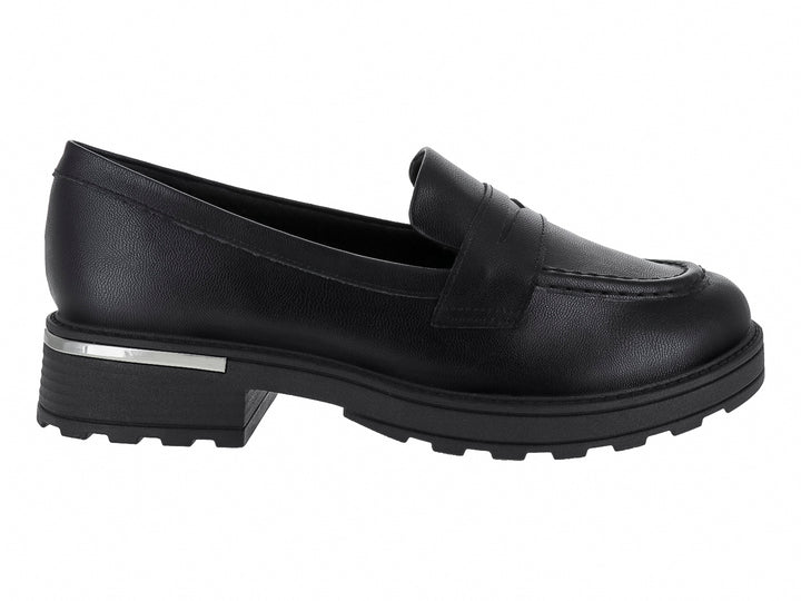 Zapato tipo mocasín negro con suela track y detalle plateado en el talón.