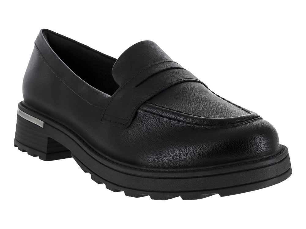 Zapato tipo mocasín negro con suela track y detalle plateado en el talón.