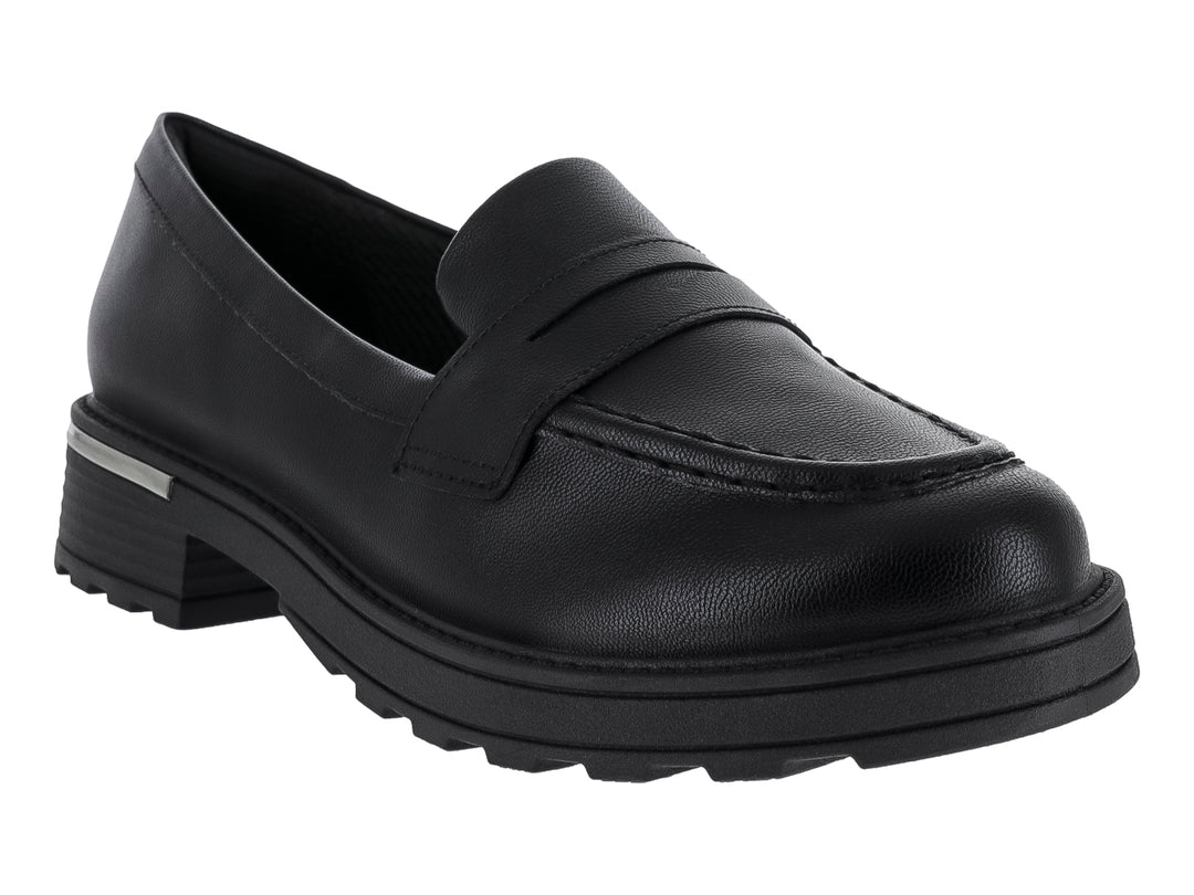 Zapato tipo mocasín negro con suela track y detalle plateado en el talón.