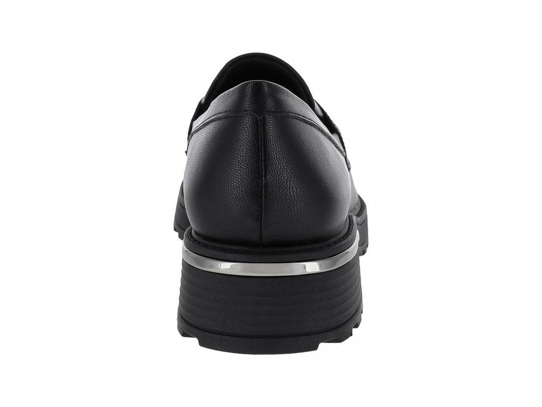 Zapato tipo mocasín negro con suela track y detalle plateado en el talón.