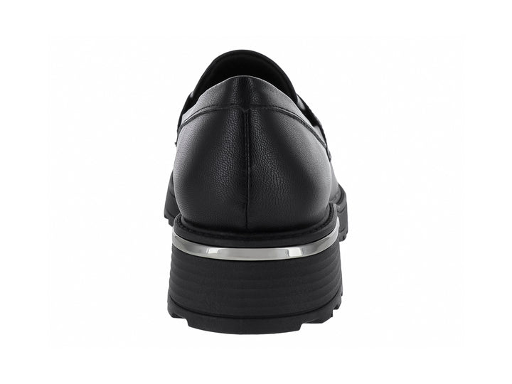 Zapato tipo mocasín negro con suela track y detalle plateado en el talón.