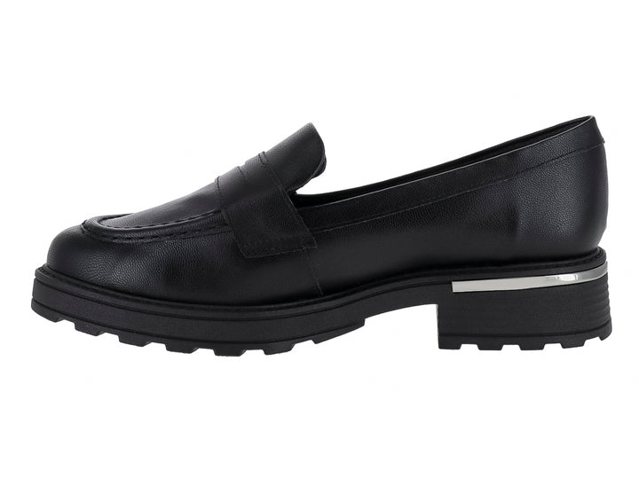 Zapato tipo mocasín negro con suela track y detalle plateado en el talón.