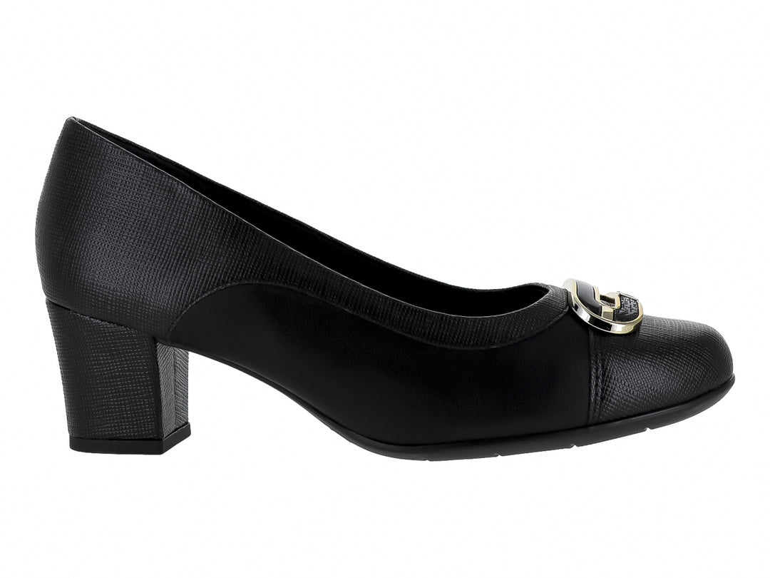 Zapato negro de tacón cuadrado con hebilla metálica y textura mixta de cuero y tela.