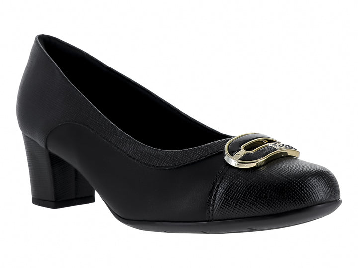 Zapato negro de tacón cuadrado con hebilla metálica y textura mixta de cuero y tela.