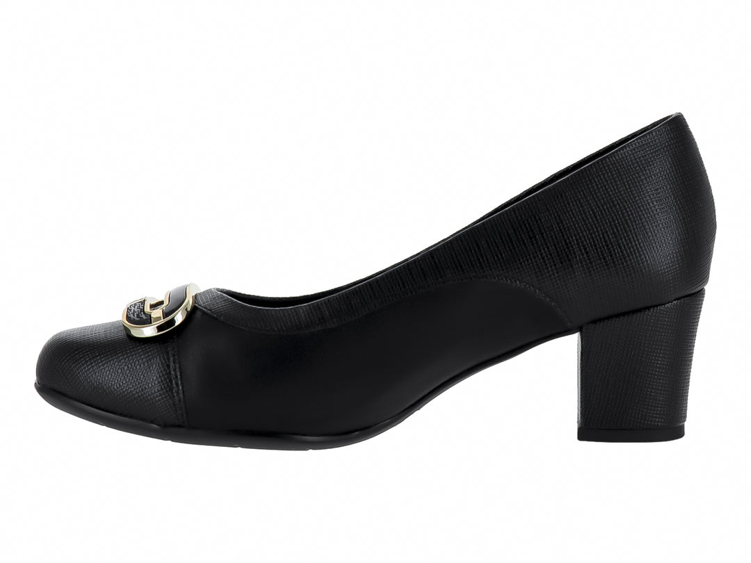 Zapato negro de tacón cuadrado con hebilla metálica y textura mixta de cuero y tela.