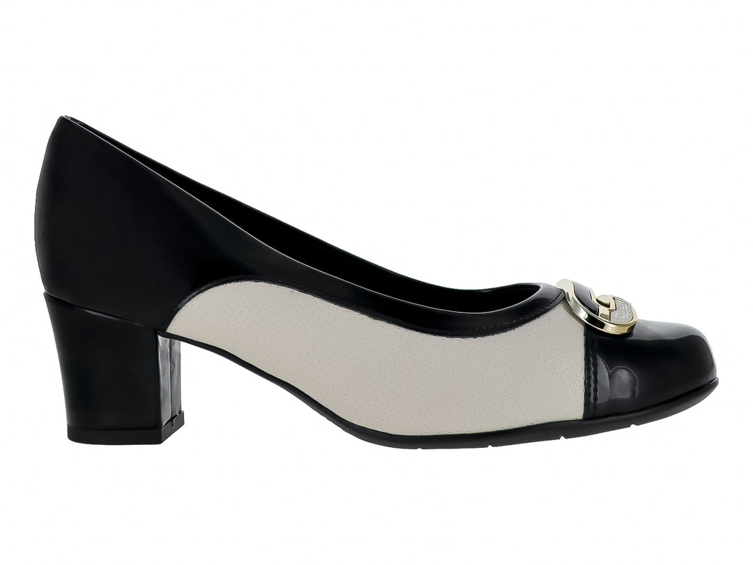 Zapato de tacón cuadrado bicolor en negro y blanco hueso con detalle dorado en la punta.