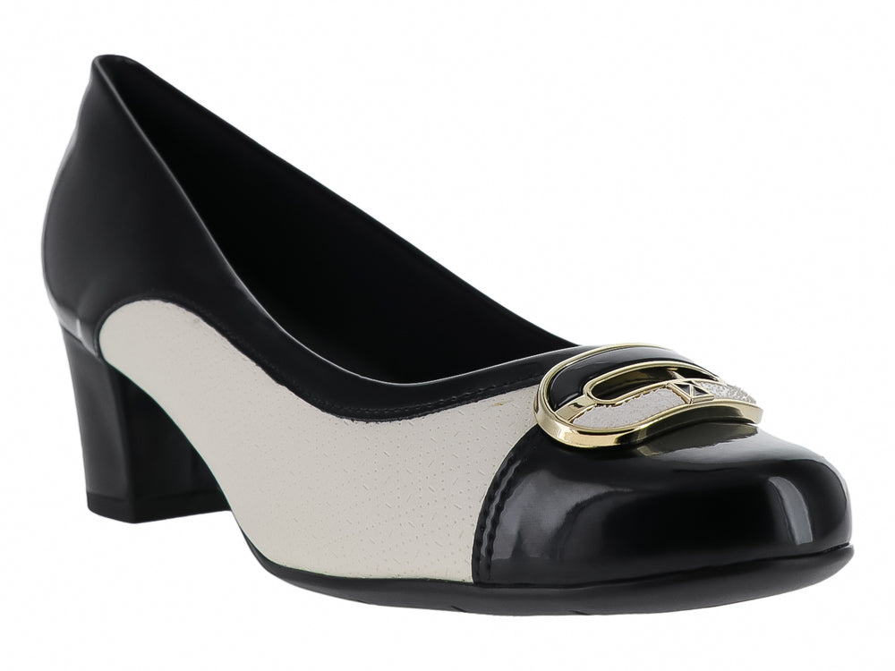 Zapato de tacón cuadrado bicolor en negro y blanco hueso con detalle dorado en la punta.