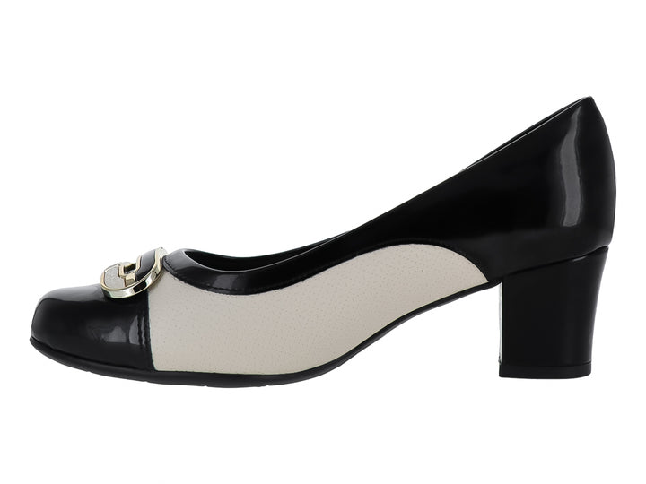 Zapato de tacón cuadrado bicolor en negro y blanco hueso con detalle dorado en la punta.
