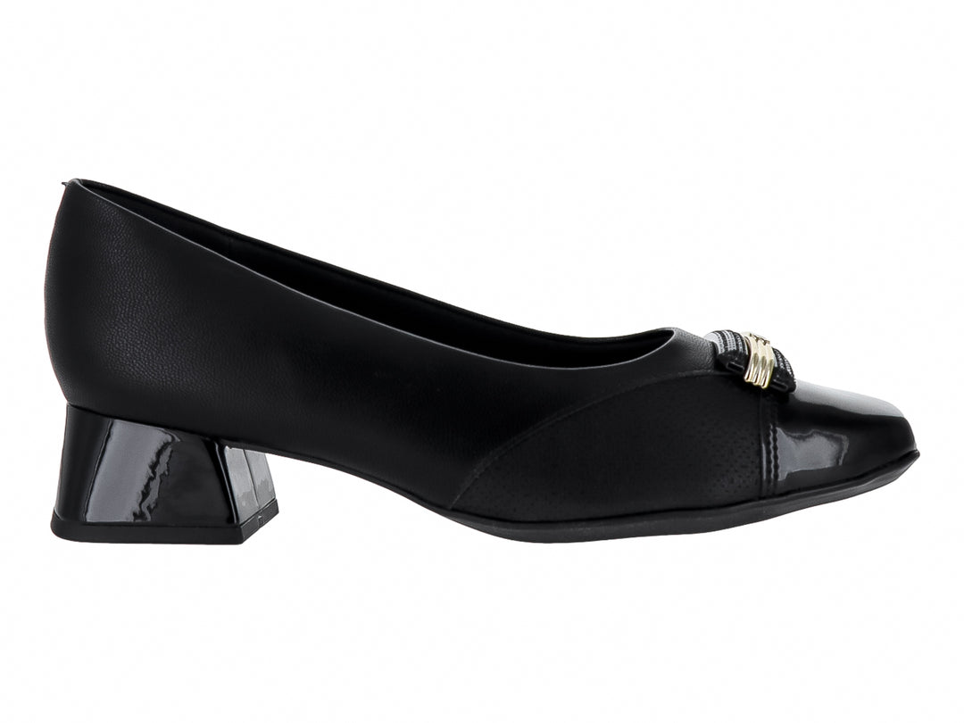 Zapato negro de tacón bajo y cuadrado con detalle dorado en la punta y acabado mixto mate y brillante.