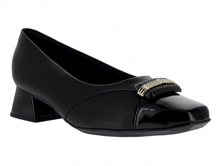 Zapato negro de tacón bajo y cuadrado con detalle dorado en la punta y acabado mixto mate y brillante.