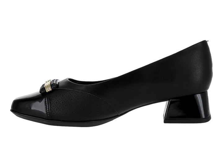 Zapato negro de tacón bajo y cuadrado con detalle dorado en la punta y acabado mixto mate y brillante.