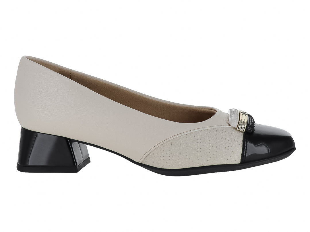 Zapato de tacón cuadrado bicolor en blanco roto y negro con detalle metálico en la punta para mujer.