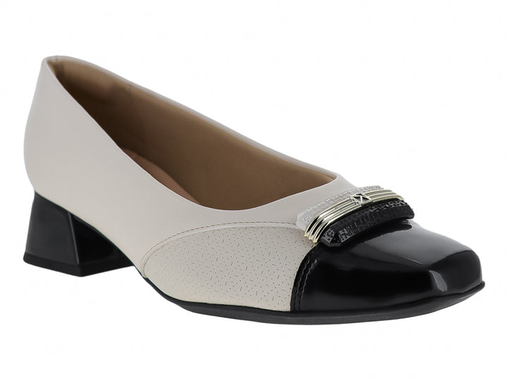 Zapato de tacón cuadrado bicolor en blanco roto y negro con detalle metálico en la punta para mujer.