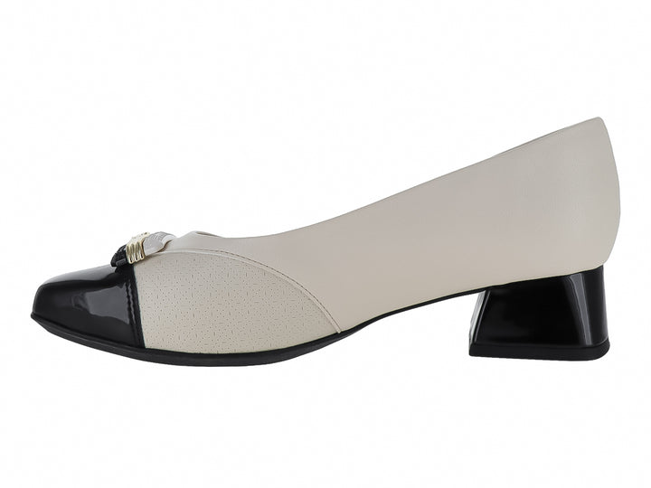 Zapato de tacón cuadrado bicolor en blanco roto y negro con detalle metálico en la punta para mujer.