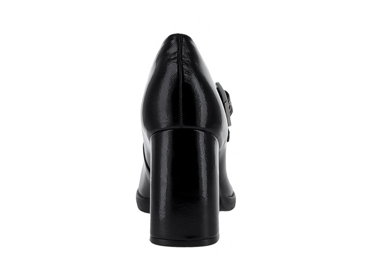 Zapato negro de tacón cuadrado y acabado brillante con correa ajustable sobre el empeine.