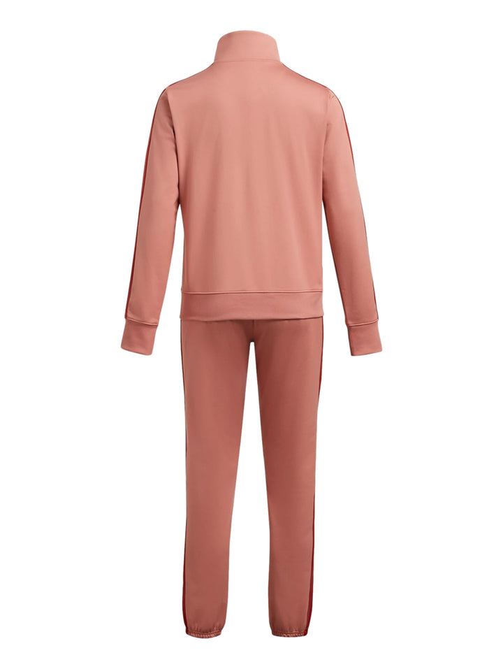 Conjunto deportivo Under Armour rosa con franjas laterales rojas, compuesto por chaqueta y pantalón.