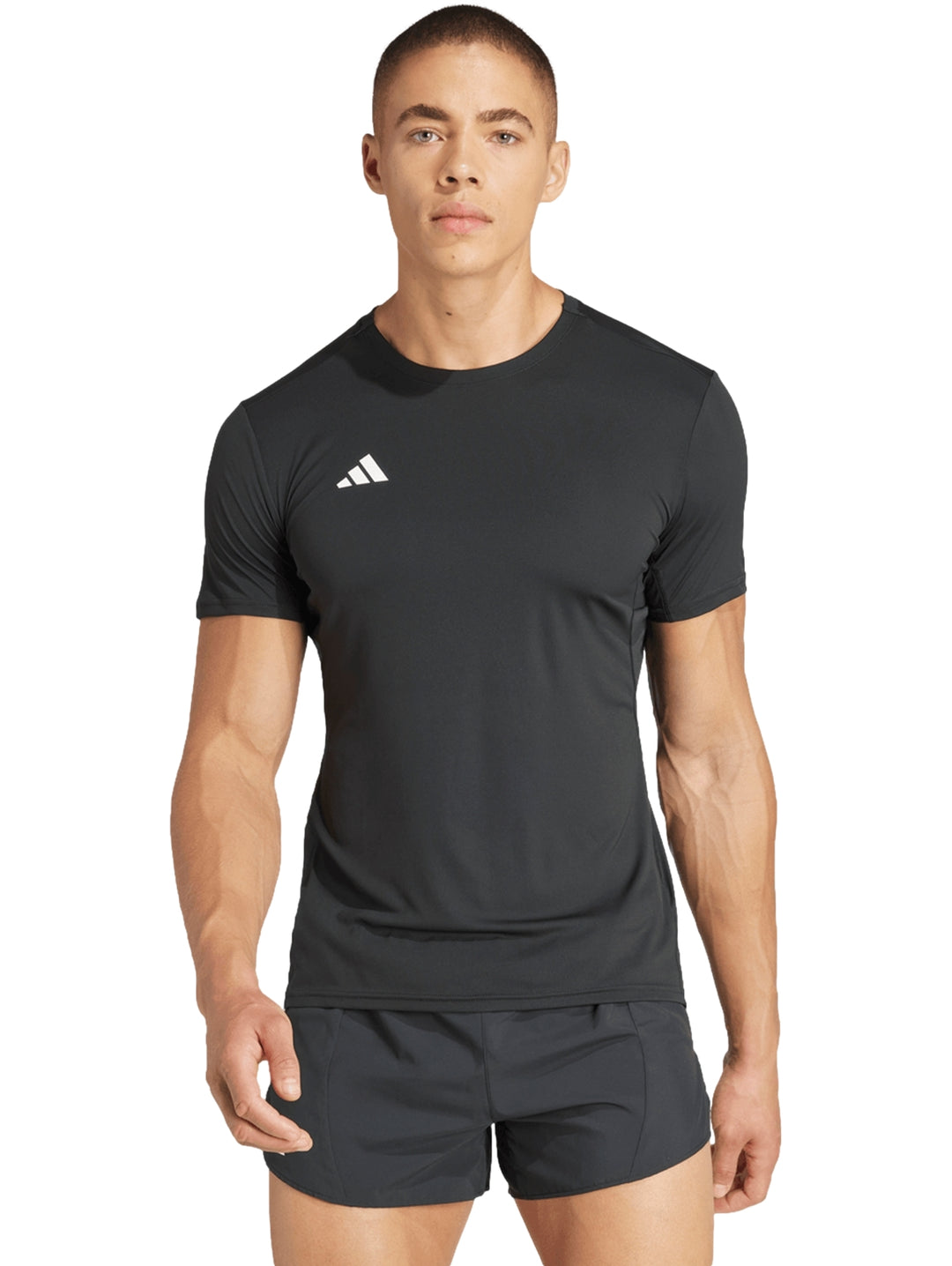 Hombre vistiendo playera de running Adidas color negro y shorts deportivos negros.