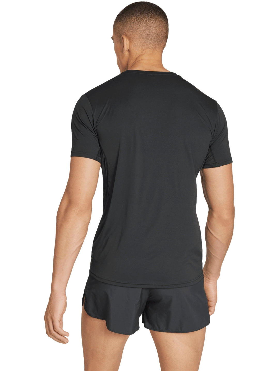 Hombre vistiendo playera de running Adidas color negro y shorts deportivos negros.