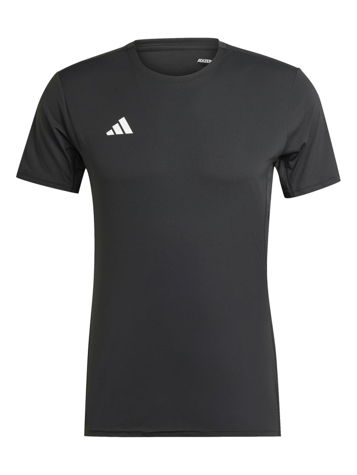 Hombre vistiendo playera de running Adidas color negro y shorts deportivos negros.