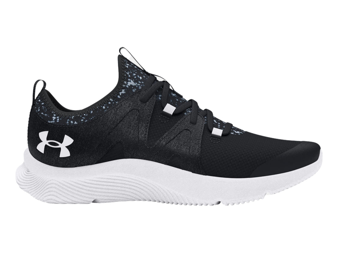 Tenis deportivos Under Armour color negro con suela blanca y detalles en malla.