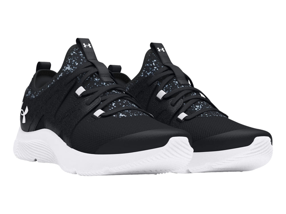 Tenis deportivos Under Armour color negro con suela blanca y detalles en malla.
