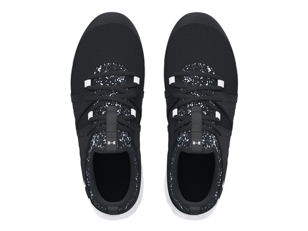 Tenis deportivos Under Armour color negro con suela blanca y detalles en malla.