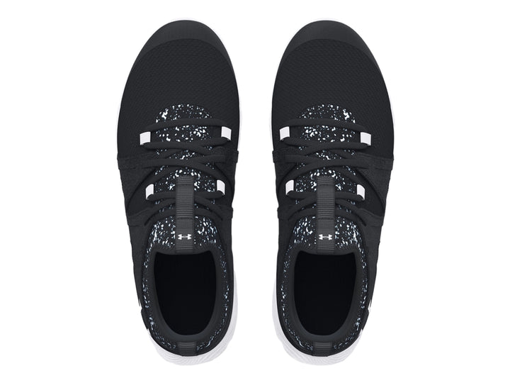 Tenis deportivos Under Armour color negro con suela blanca y detalles en malla.