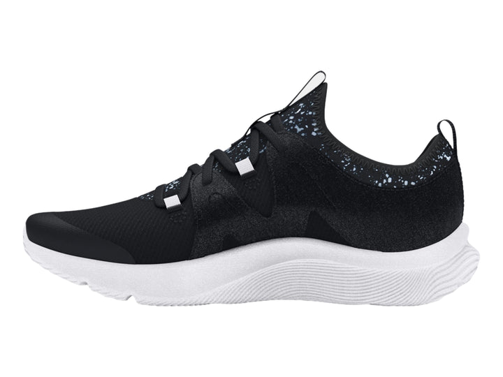 Tenis deportivos Under Armour color negro con suela blanca y detalles en malla.