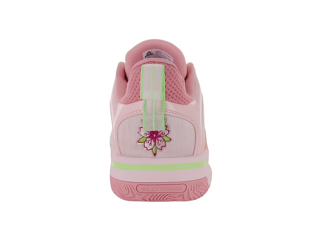 Tenis de baloncesto PEAK color rosa con una línea decorativa en verde lima.