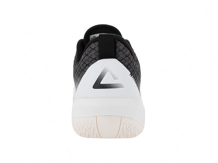 Tenis de baloncesto PEAK en colores blanco y negro con diseño moderno y suela blanca.