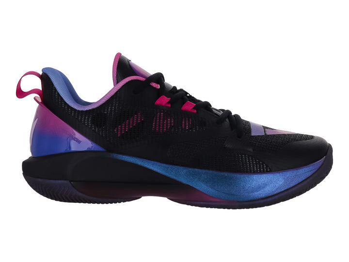 Tenis de baloncesto PEAK color negro con degradado azul en la suela y detalles en rosa.