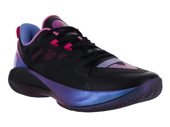 Tenis de baloncesto PEAK color negro con degradado azul en la suela y detalles en rosa.